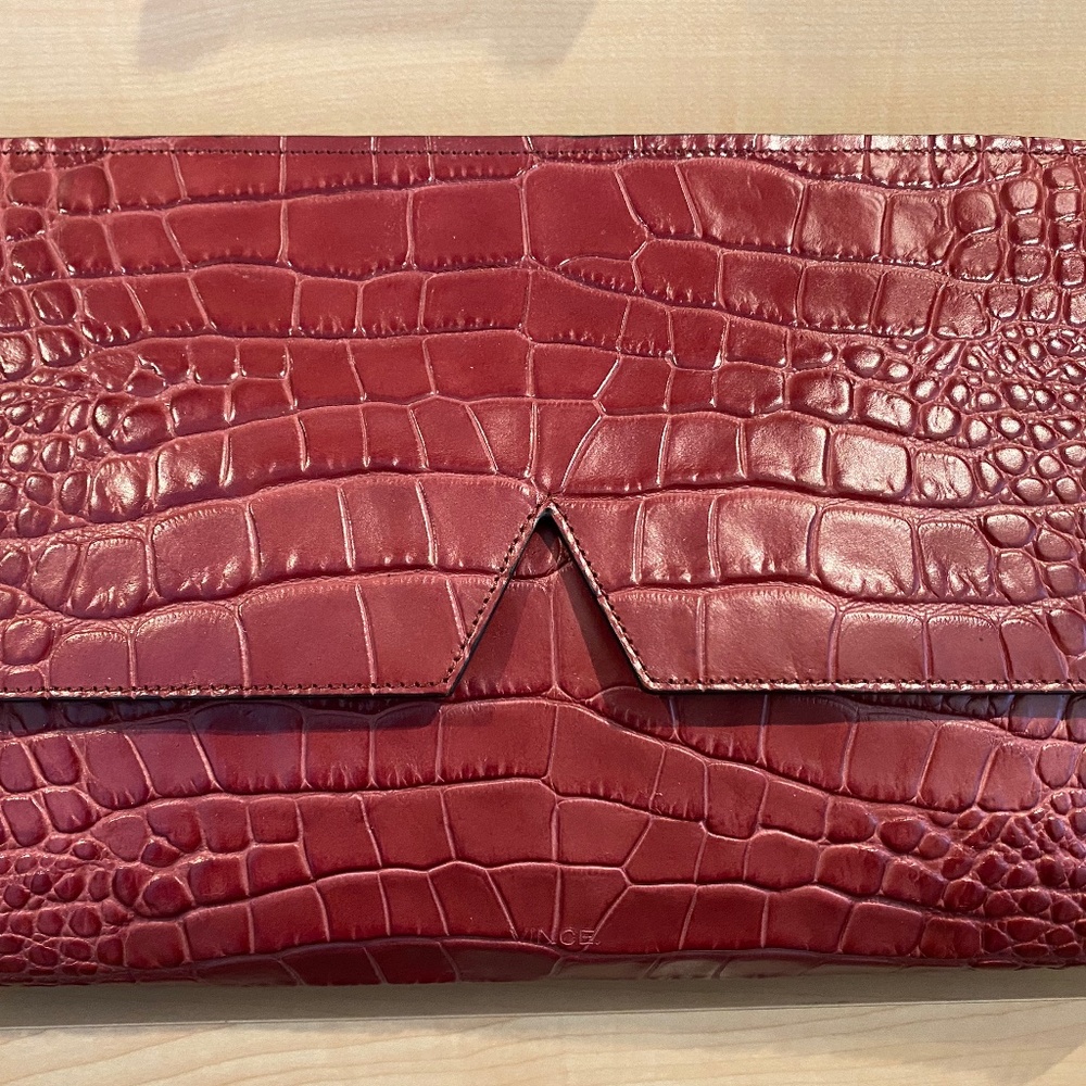 Vince Signature V Croco Clutch Bordeaux